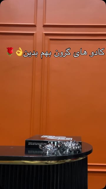 گلدان قرمز شیشه ای