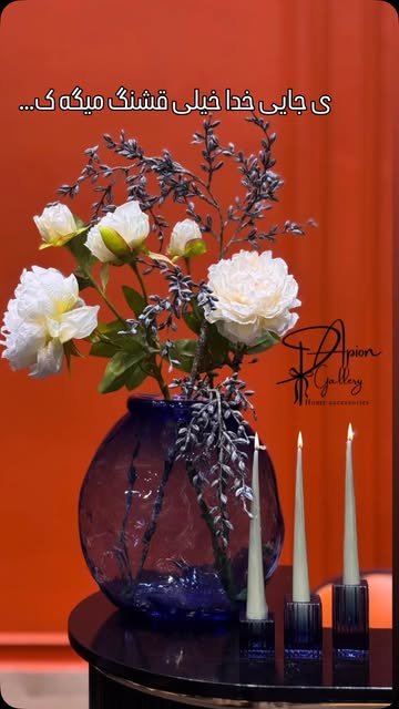 گلدان ابی شیشه ای با گل پیونی و زرشک